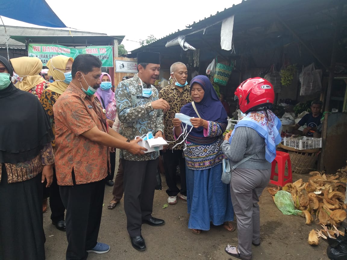 Ketua DPRD Kabuapaten Ngawi Bagi bagi Masker Gratis di Pasar Besar Ngawi dan Cek Stok Sembako