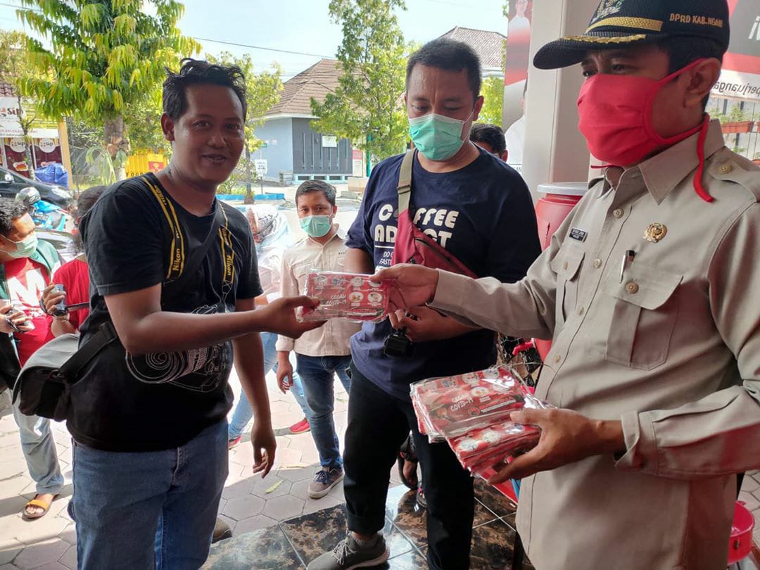 Bagi Masker ke Wartawan, Ketua DPRD Kab. Ngawi  Peduli Keselamatan Liputan