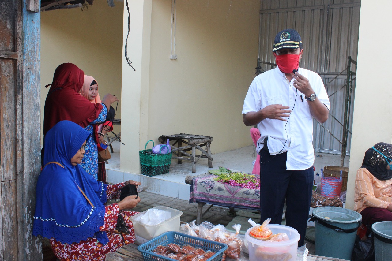 Blusukan ke Pasar, Ketua DPRD Ngawi Bagikan Masker Gratis